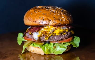 Burger L'Addict avec double steak et sauce tasty