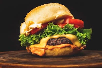 Burger Le Farmer avec double steak, bacon et sauce Texas