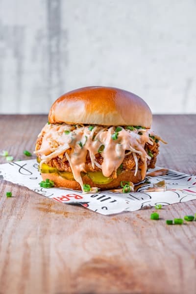 Burger fried chicken avec cheddar et sauce chicken
