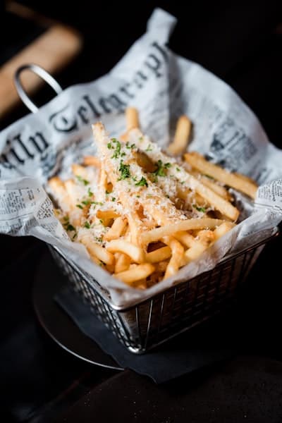 Frites Mash assaisonnées en panier