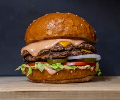 Burger Le Mash avec double steak, cheddar et sauce Mash