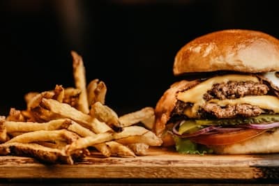 Burger Le Tasty avec steak, poulet pané et jalapeños